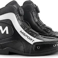 Stivali da motociclista neri con suola robusta, logo "M" e chiusura rapida. Pronti per ogni avventura su due ruote.