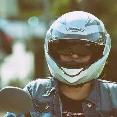 Motociclista con casco integrale, che mostra la differenza tra casco jet e demi jet.