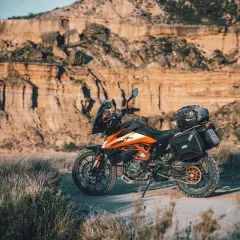 Una moto da avventura pronta per esplorare sentieri in montagna. Il paesaggio arido e roccioso fa da sfondo perfetto per questa avventura.