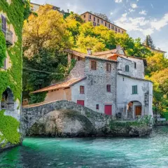Un pittoresco borgo sul lago, con case in pietra e edera rampicante, ideale tra i borghi da visitare in 2 giorni per un weekend da sogno.