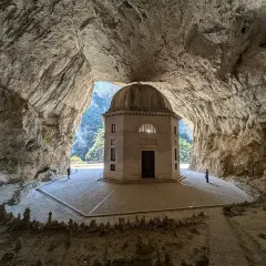 Il tempio del Valadier, un gioiello architettonico incastonato in una grotta naturale, con la sua cupola che si staglia contro il verde della valle.
