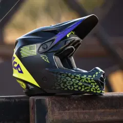 Casco da moto per bambini, nero con dettagli leopardati verdi e bandiera americana gialla. Disponibile in varie taglie.