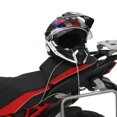 Casco da moto fissato al portapacchi posteriore con cavo. Un modo pratico per sapere come legare il casco alla moto.