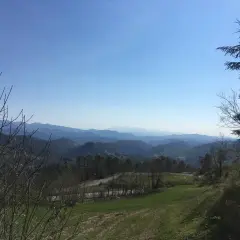 Vista panoramica dal passo della mola, con colline ondulate e un cielo azzurro limpido.