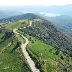 Strada tortuosa sul Mottarone, ideale per un giro in moto tra boschi e panorami mozzafiato.