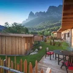 Accogliente agriturismo per motociclisti con bungalow in legno e vista sulle montagne. Ideale per rilassarsi dopo un giro in moto.