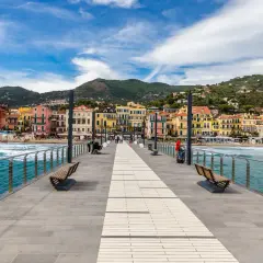 Passeggiata sul molo con vista sulla colorata costa ligure, perfetta per i tuoi tre giorni in Liguria.