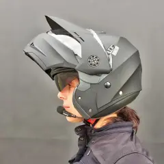Casco da moto modulare nero, con microfono integrato, ideale per ogni tipo di viaggio. Il materiale è resistente e leggero.