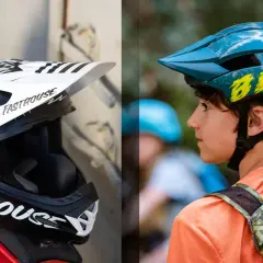 Casco da moto nero e bianco e casco da bici blu per un bambino. Misura casco bambino 7 anni.