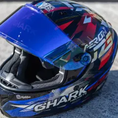Casco Shark con visiera blu specchiata, ideale per chi cerca soluzioni su come non far appannare la visiera del casco.