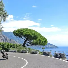 Motociclista su strada panoramica con vista sul mare, vicino a Monterosso al Mare.