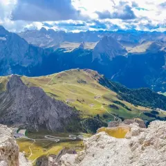 Panorami mozzafiato per itinerari moto 2 giorni. Strade tortuose tra le vette delle Dolomiti, con pascoli verdi e cime imponenti.