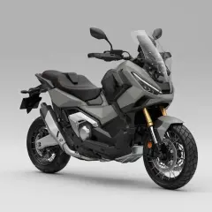 Moto grigia con parabrezza alto, ideale per affrontare nuovi passi da fare in moto.