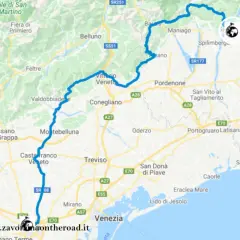 Mappa del Veneto con itinerario moto che include la sella Carnizza. Percorso da Vicenza verso nord-est, passando per Belluno, Udine e arrivando vicino al mare.