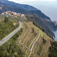 Un viaggio in moto tra i terrazzamenti e i borghi delle 5 Terre, con il mare blu a fare da cornice.