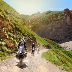Avventura su sterrato: giri in moto tra le montagne del Piemonte e la Liguria, con panorami mozzafiato.