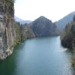 Scorci mozzafiato del lago di Senaiga, con imponenti pareti rocciose e fitte foreste che abbracciano le sue acque cristalline.