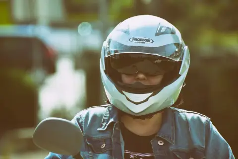 Motociclista con casco integrale, che mostra la differenza tra casco jet e demi jet.