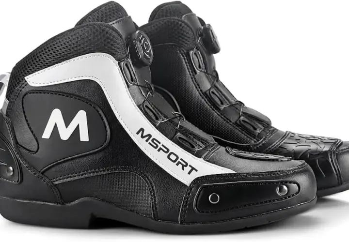 Stivali da motociclista neri con suola robusta, logo "M" e chiusura rapida. Pronti per ogni avventura su due ruote.