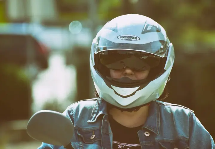 Motociclista con casco integrale, che mostra la differenza tra casco jet e demi jet.