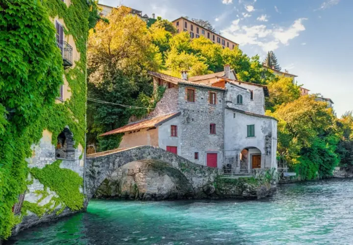Un pittoresco borgo sul lago, con case in pietra e edera rampicante, ideale tra i borghi da visitare in 2 giorni per un weekend da sogno.