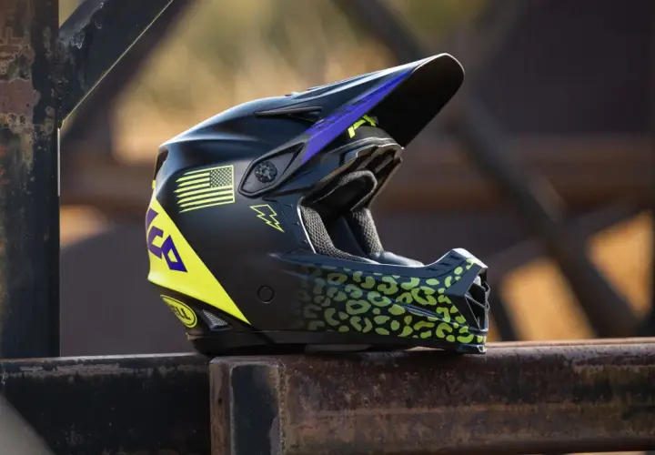 Casco da moto per bambini, nero con dettagli leopardati verdi e bandiera americana gialla. Disponibile in varie taglie.