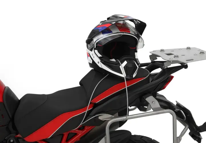 Casco da moto fissato al portapacchi posteriore con cavo. Un modo pratico per sapere come legare il casco alla moto.