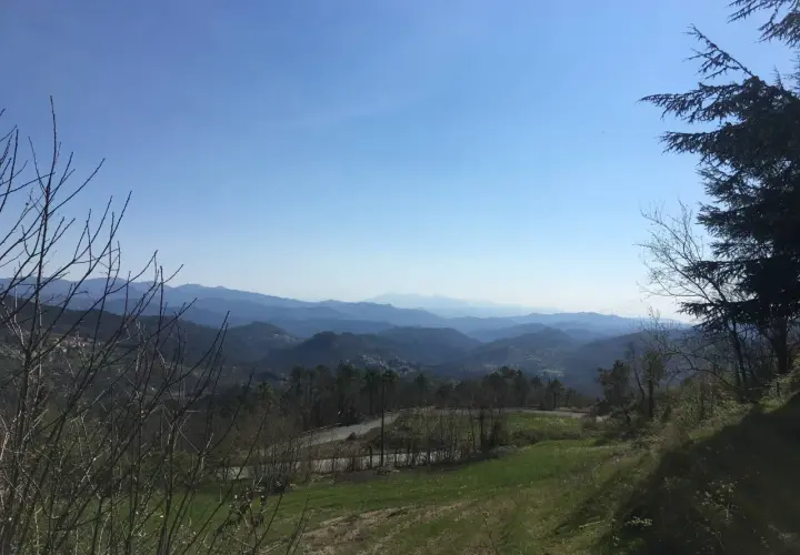 Vista panoramica dal passo della mola, con colline ondulate e un cielo azzurro limpido.