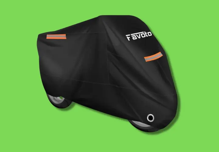Coprimoto nero Favoto con strisce riflettenti, un accessorio moto indispensabile per proteggere il tuo mezzo.