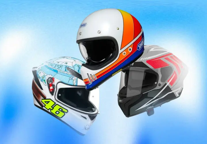 Tre caschi moto in primo piano, uno bianco con grafica retrò, uno bianco con disegno invernale e il numero 46, e uno grigio con dettagli rossi. Un test caschi moto completo.