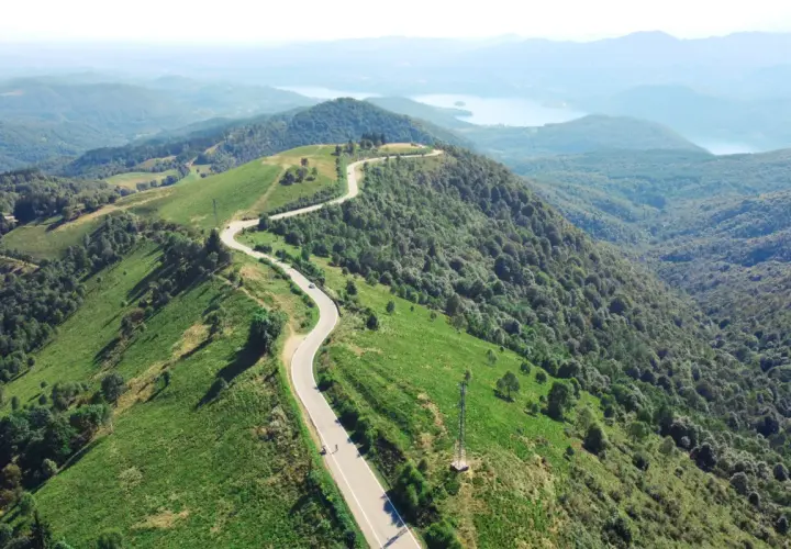 Strada tortuosa sul Mottarone, ideale per un giro in moto tra boschi e panorami mozzafiato.