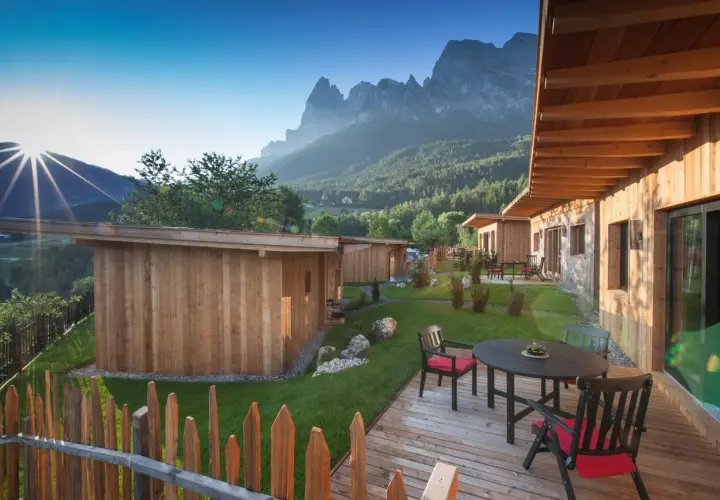 Accogliente agriturismo per motociclisti con bungalow in legno e vista sulle montagne. Ideale per rilassarsi dopo un giro in moto.