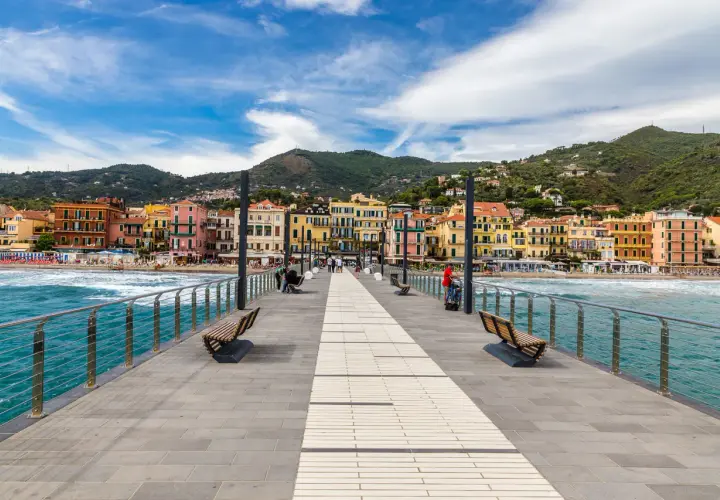 Passeggiata sul molo con vista sulla colorata costa ligure, perfetta per i tuoi tre giorni in Liguria.