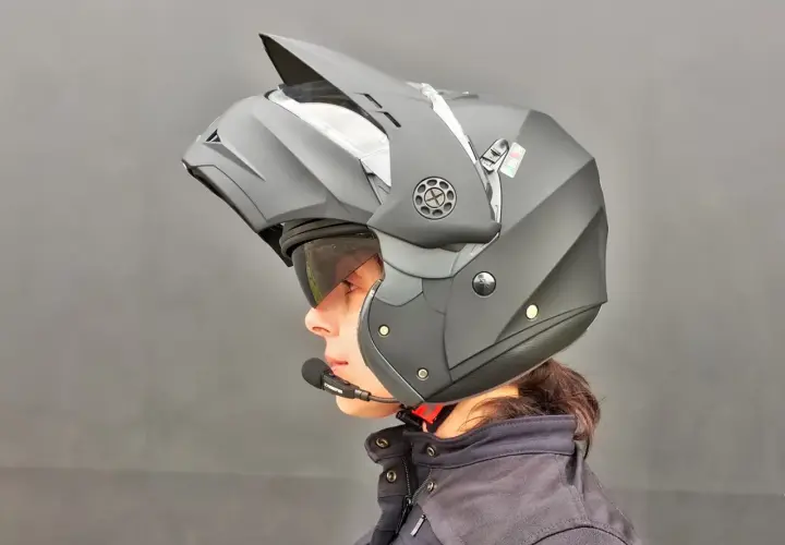 Casco da moto modulare nero, con microfono integrato, ideale per ogni tipo di viaggio. Il materiale è resistente e leggero.