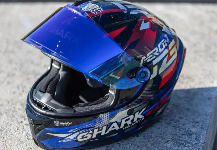 Casco Shark con visiera blu specchiata, ideale per chi cerca soluzioni su come non far appannare la visiera del casco.