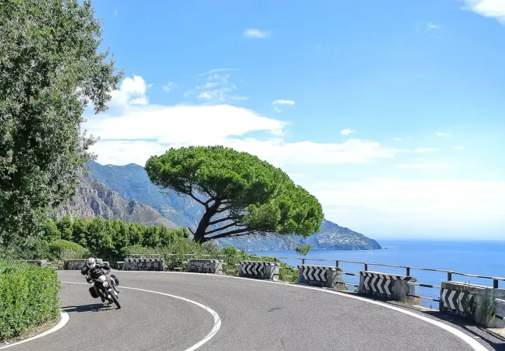 Motociclista su strada panoramica con vista sul mare, vicino a Monterosso al Mare.