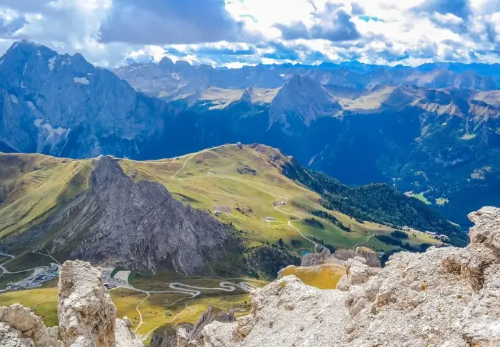 Panorami mozzafiato per itinerari moto 2 giorni. Strade tortuose tra le vette delle Dolomiti, con pascoli verdi e cime imponenti.