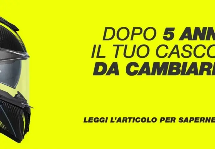 Casco da moto in carbonio con dettagli gialli. Testo: "Dopo 5 anni il tuo casco è da cambiare?". Scopri dove si buttano i caschi da moto.