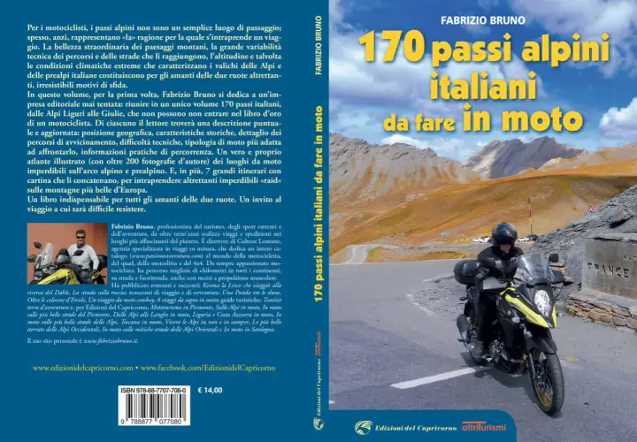 Motociclista in cima a un passo alpino, con montagne sullo sfondo. Un invito a scoprire 170 passi alpini italiani da fare in moto.