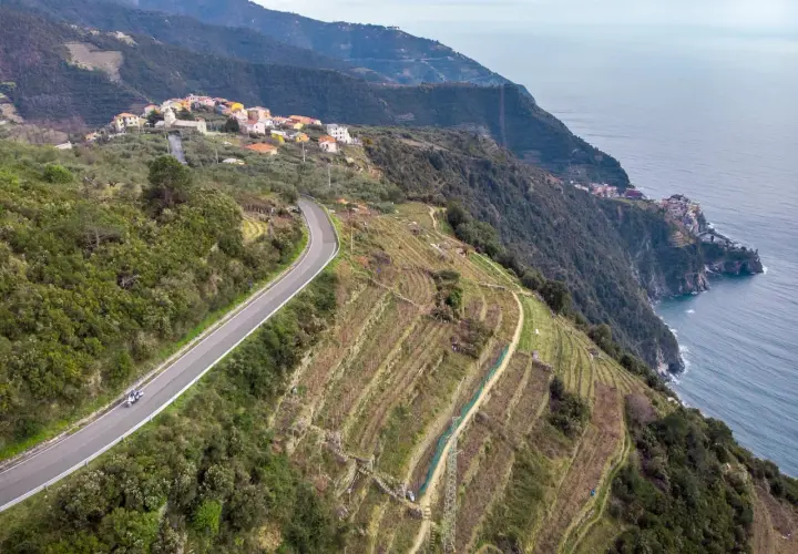 Un viaggio in moto tra i terrazzamenti e i borghi delle 5 Terre, con il mare blu a fare da cornice.