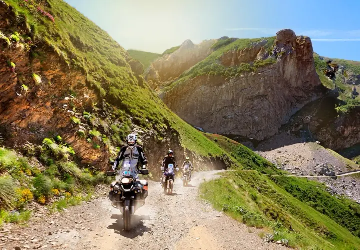 Avventura su sterrato: giri in moto tra le montagne del Piemonte e la Liguria, con panorami mozzafiato.