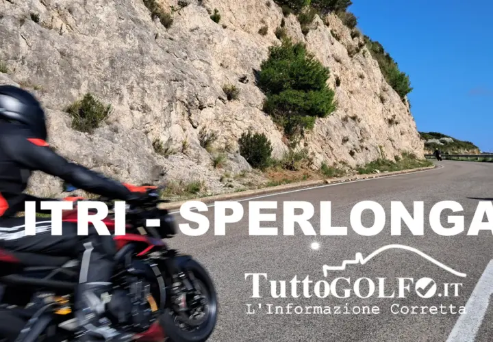 Motociclista in corsa su una strada panoramica tra Itri e Sperlonga, con rocce scoscese e cielo azzurro.