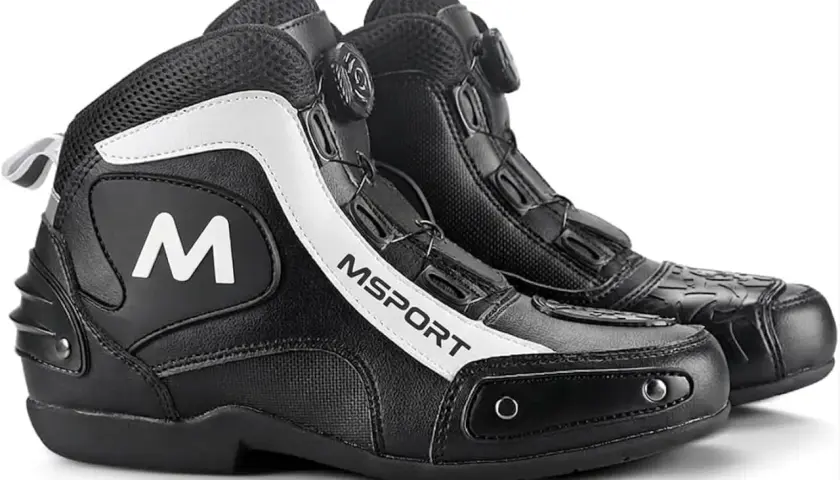 Stivali da motociclista neri con suola robusta, logo "M" e chiusura rapida. Pronti per ogni avventura su due ruote.