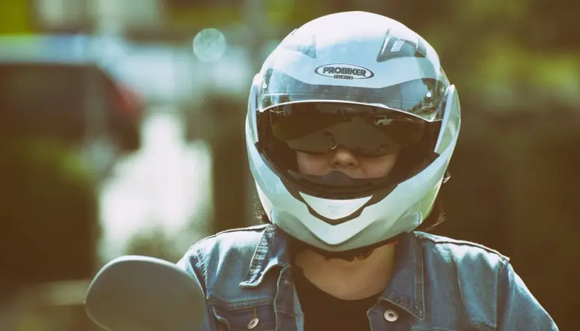 Motociclista con casco integrale, che mostra la differenza tra casco jet e demi jet.