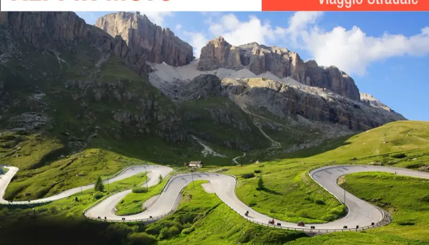 Strada tortuosa tra le montagne, ideale per un viaggio in moto. Un elenco di passi alpini italiani ti aspetta per un'avventura indimenticabile.