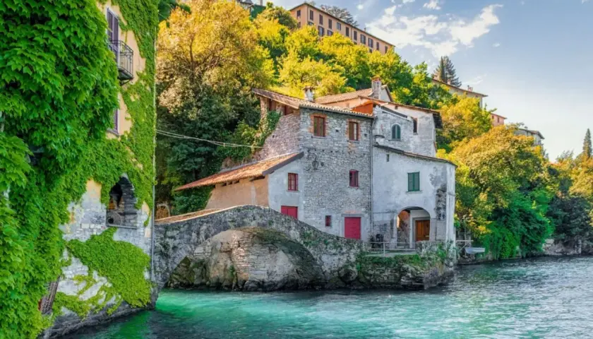 Un pittoresco borgo sul lago, con case in pietra e edera rampicante, ideale tra i borghi da visitare in 2 giorni per un weekend da sogno.