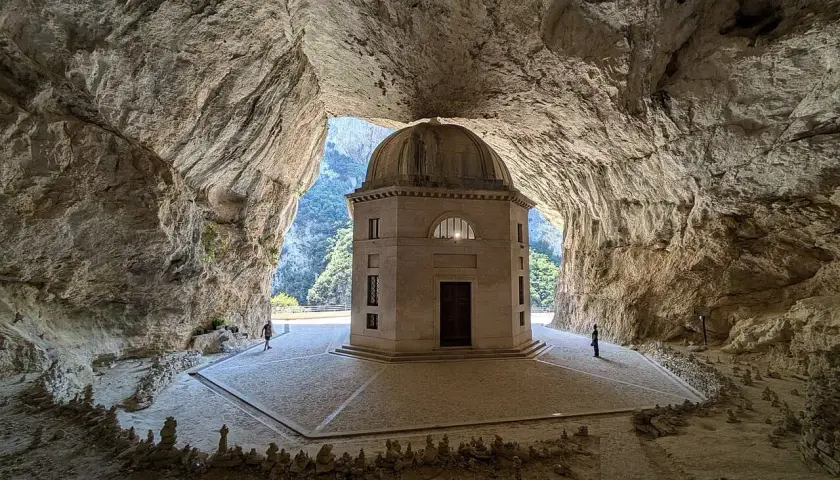Il tempio del Valadier, un gioiello architettonico incastonato in una grotta naturale, con la sua cupola che si staglia contro il verde della valle.