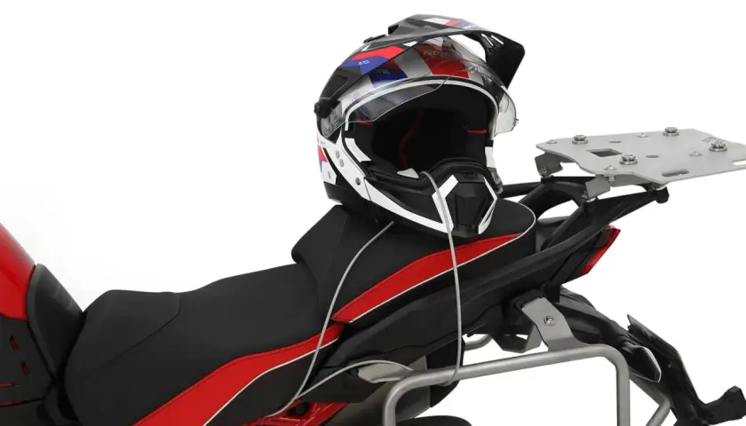 Casco da moto fissato al portapacchi posteriore con cavo. Un modo pratico per sapere come legare il casco alla moto.