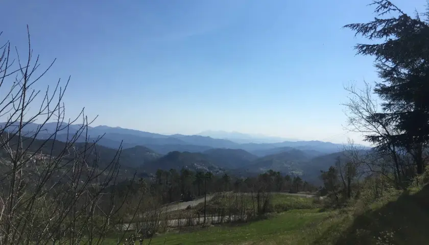 Vista panoramica dal passo della mola, con colline ondulate e un cielo azzurro limpido.
