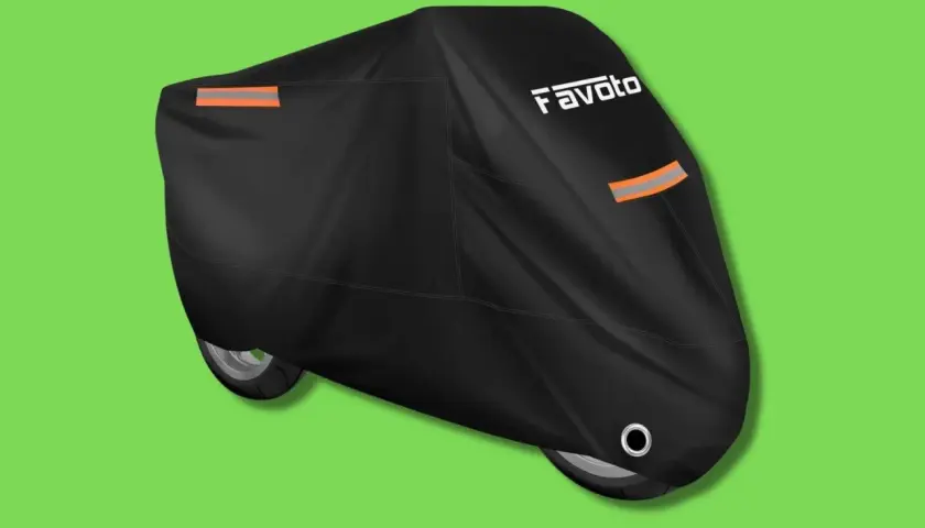 Coprimoto nero Favoto con strisce riflettenti, un accessorio moto indispensabile per proteggere il tuo mezzo.